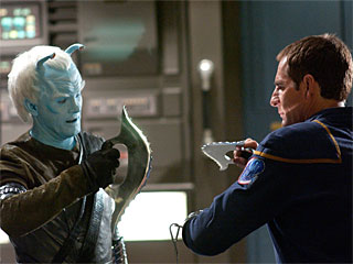 Archer und Shran duellieren sich mit einem Ushaan Tor, einem Werkzeug für Eis-Bergleute